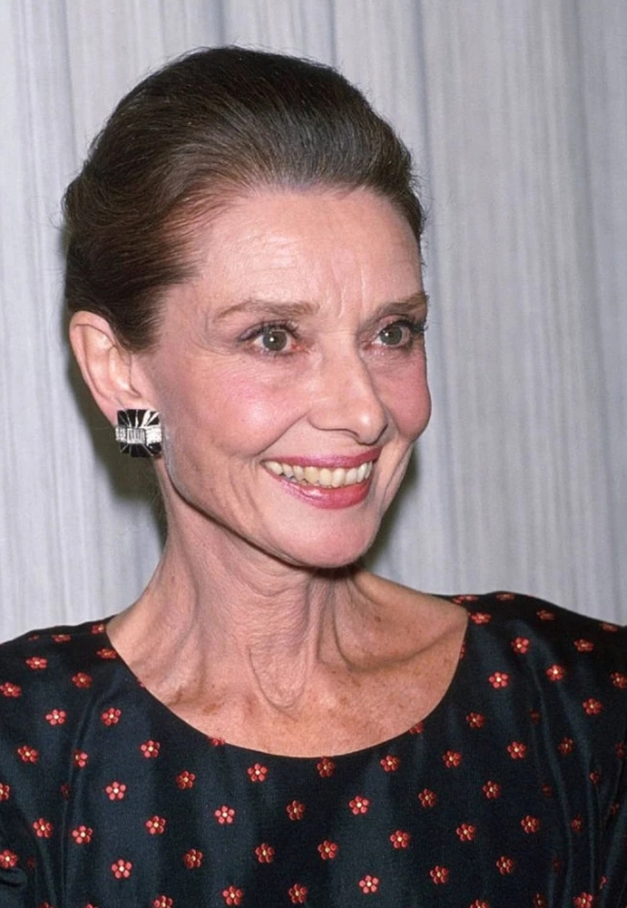 1993年1月20日,63岁的奥黛丽赫本因为阑尾癌病逝.