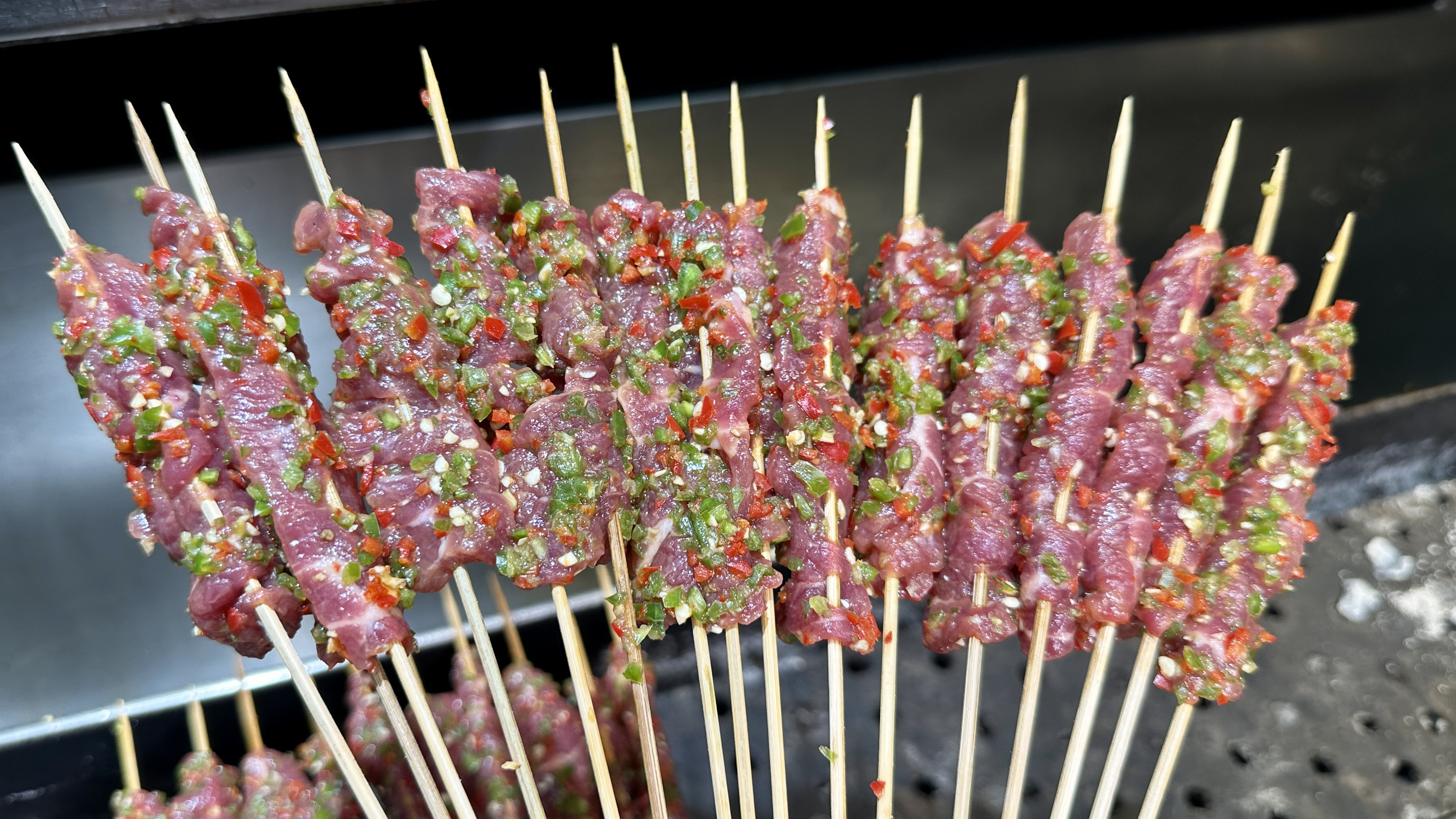 鲜嫩爽滑暴辣爽口的鲜椒霸王牛肉配方与烤制技巧