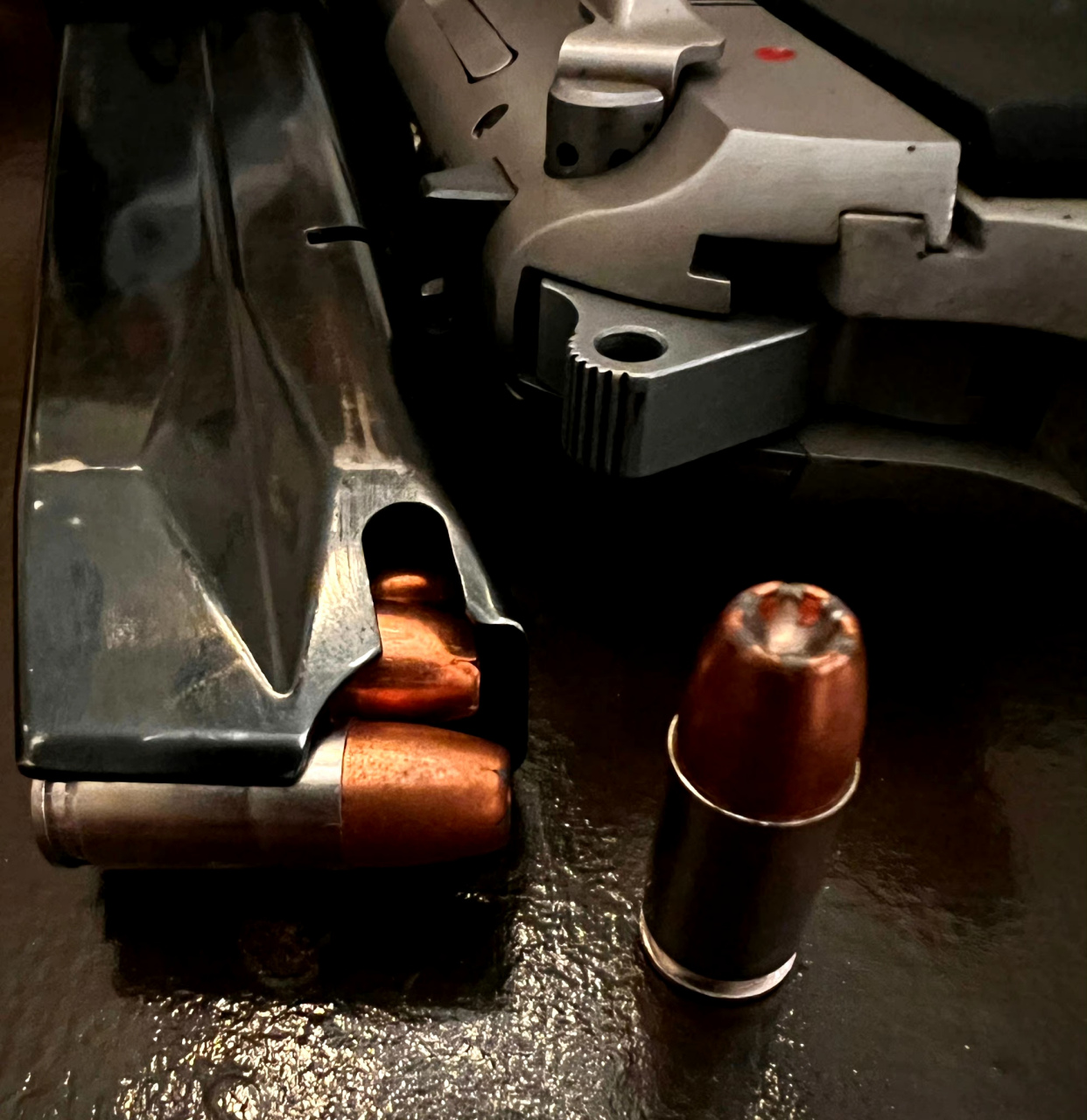 达姆弹,被这东西打一枪基本无力回天了,听说世界各国已经严禁生产此种