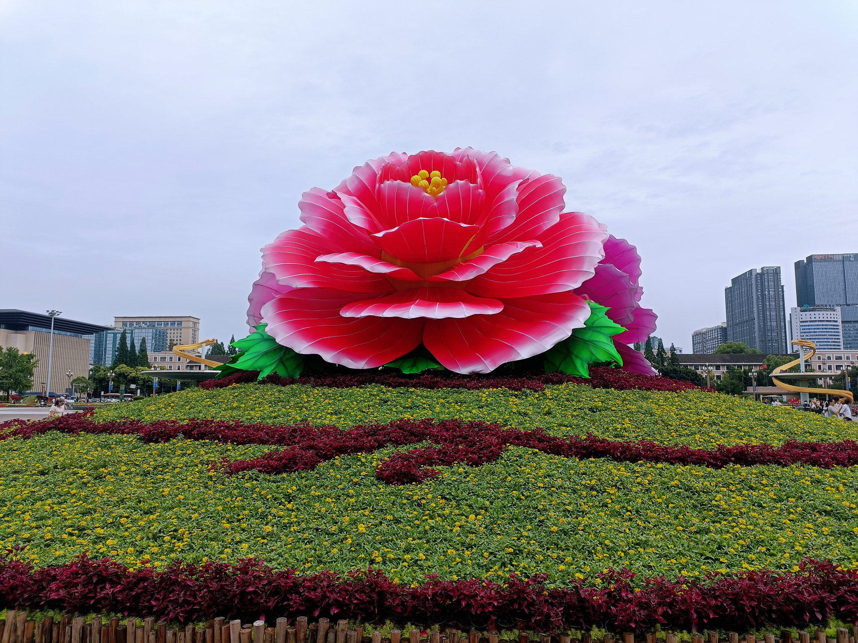 第一次打卡成都天府广场以成都市市花芙蓉花和金沙太阳神鸟为元素的名