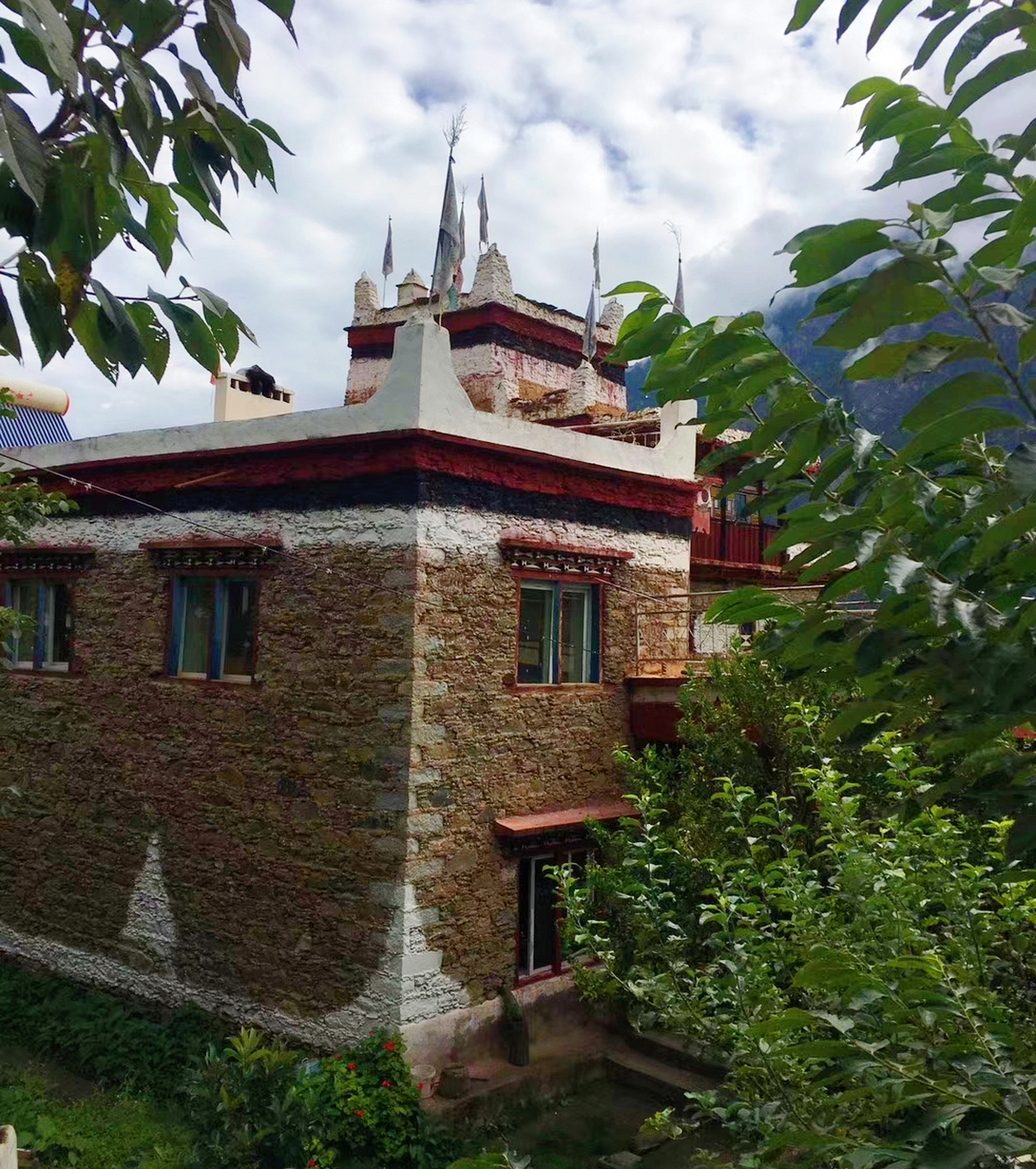 甲居藏寨位于四川省甘孜州丹巴县境内,是一个深藏于横断山脉中鲜为人