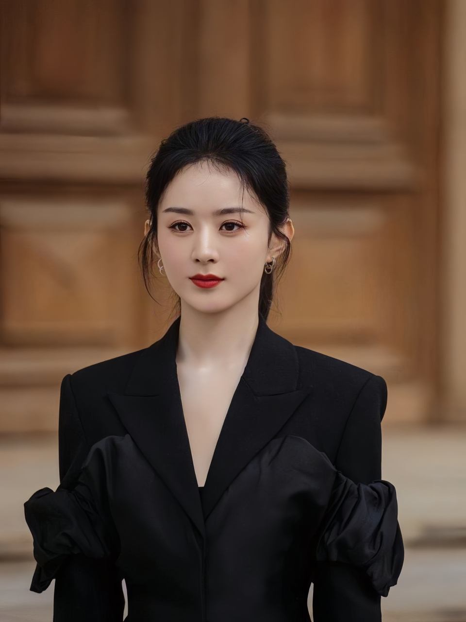 赵丽颖昔日的黑色西装穿搭可谓经典之作.