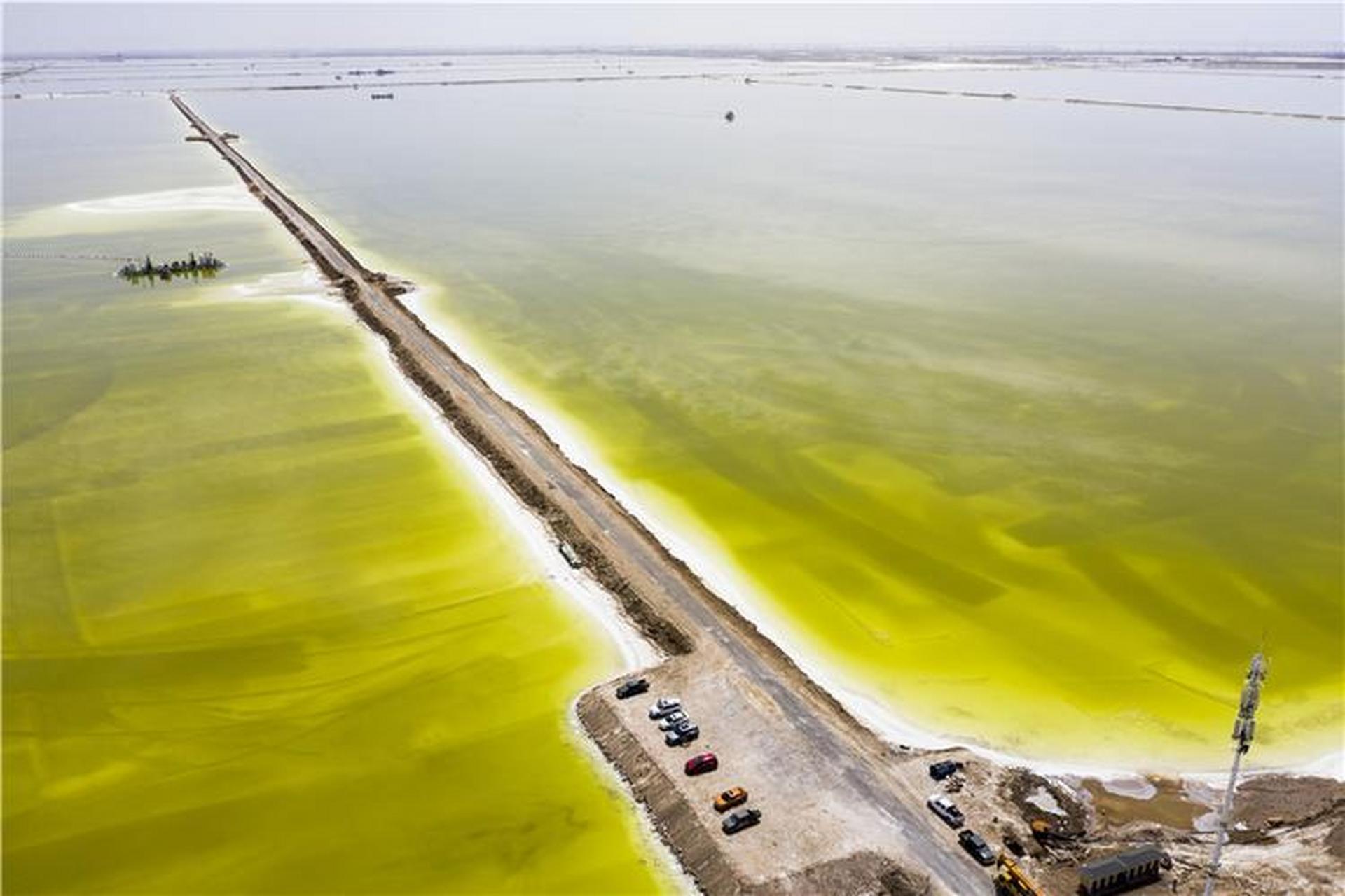 地之—察尔汗盐湖  位于青海省海西蒙古族藏族自治州格尔木市察尔汗镇