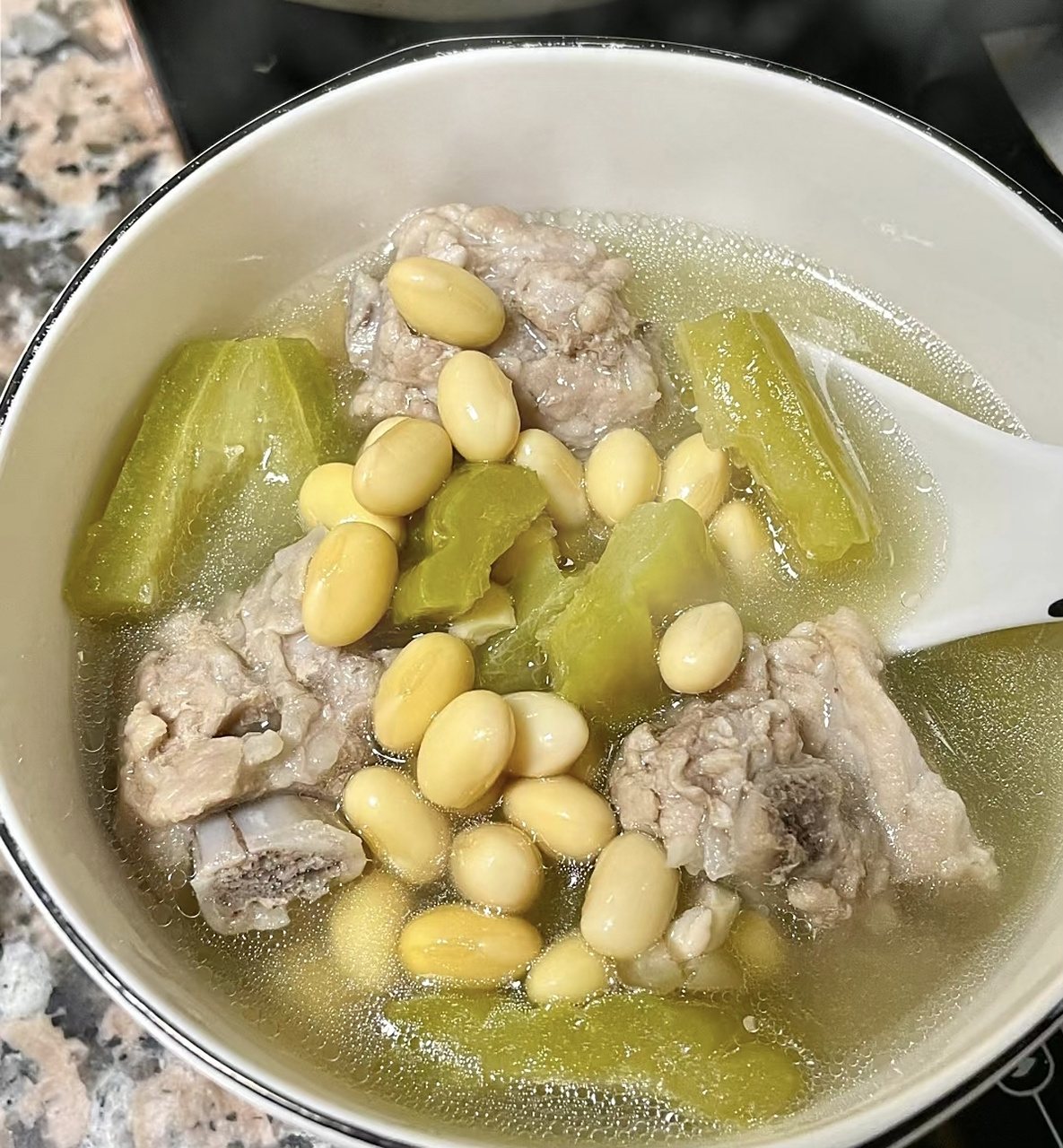 夏日靓汤～苦瓜黄豆排骨汤  对于汤汤水水可能很受广