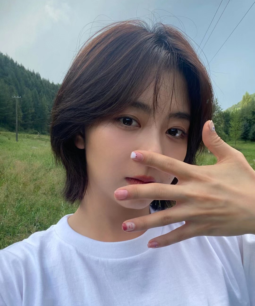 谭松韵颜值保质期太长,自拍不开美颜依然有少女感,很自然的美,看着就