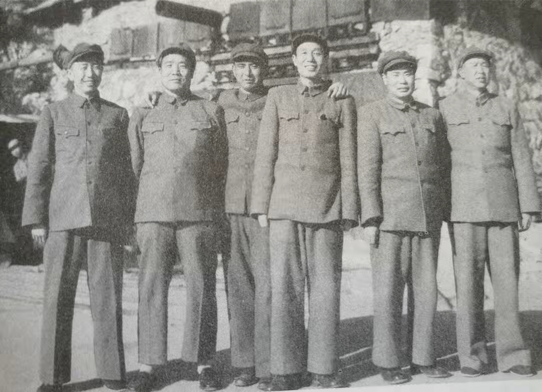 70年代的一天,开国上将王平乘坐火车经过武汉,火车停留的时候,杨得志