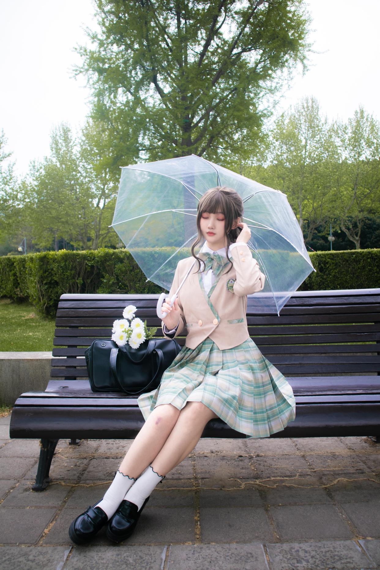 jk制服美少女:太阳伞和美少女更搭哦!