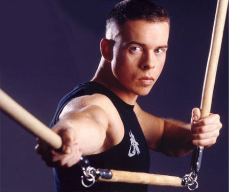 成家班外籍成员逝世!成龙发文悼念,两人曾在《玻璃樽》演对打戏