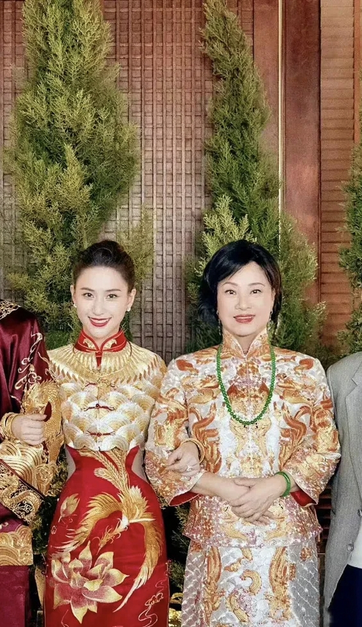 何超莲妈妈要是没有气质也不会成为赌王三太吧?