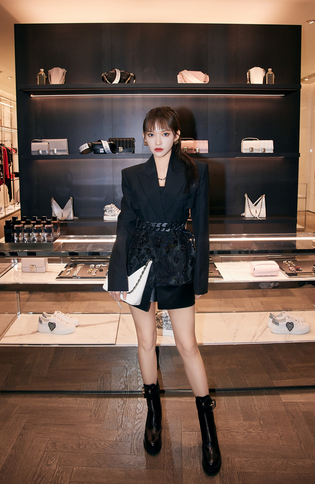 程潇出席活动,身穿黑色西装,下衣失踪,精致优雅,时尚俏丽