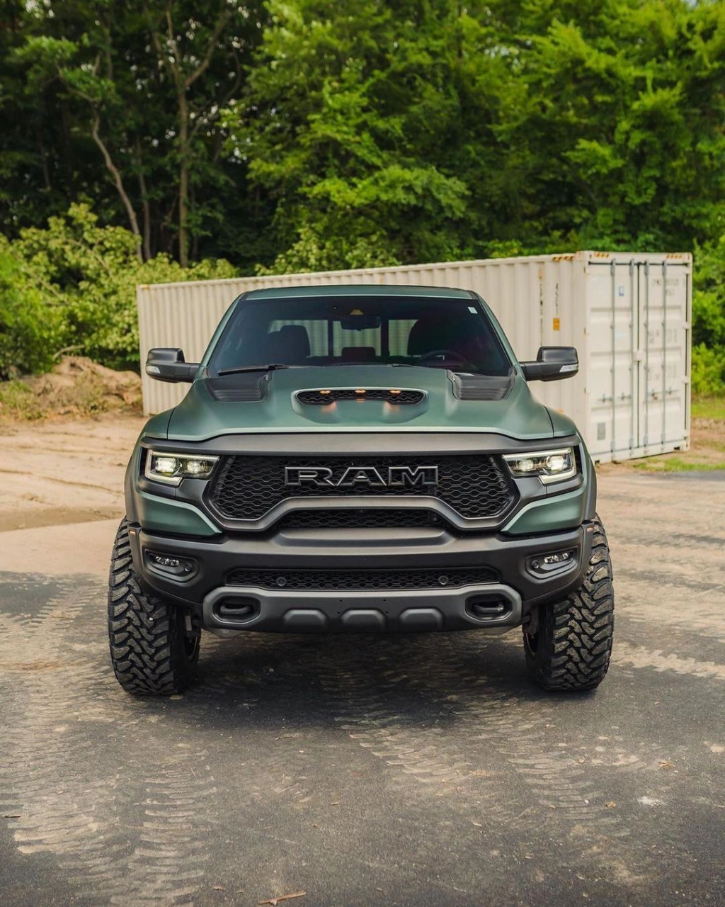 你们那些越野车可不如我的霸王龙04,你们说对不对?