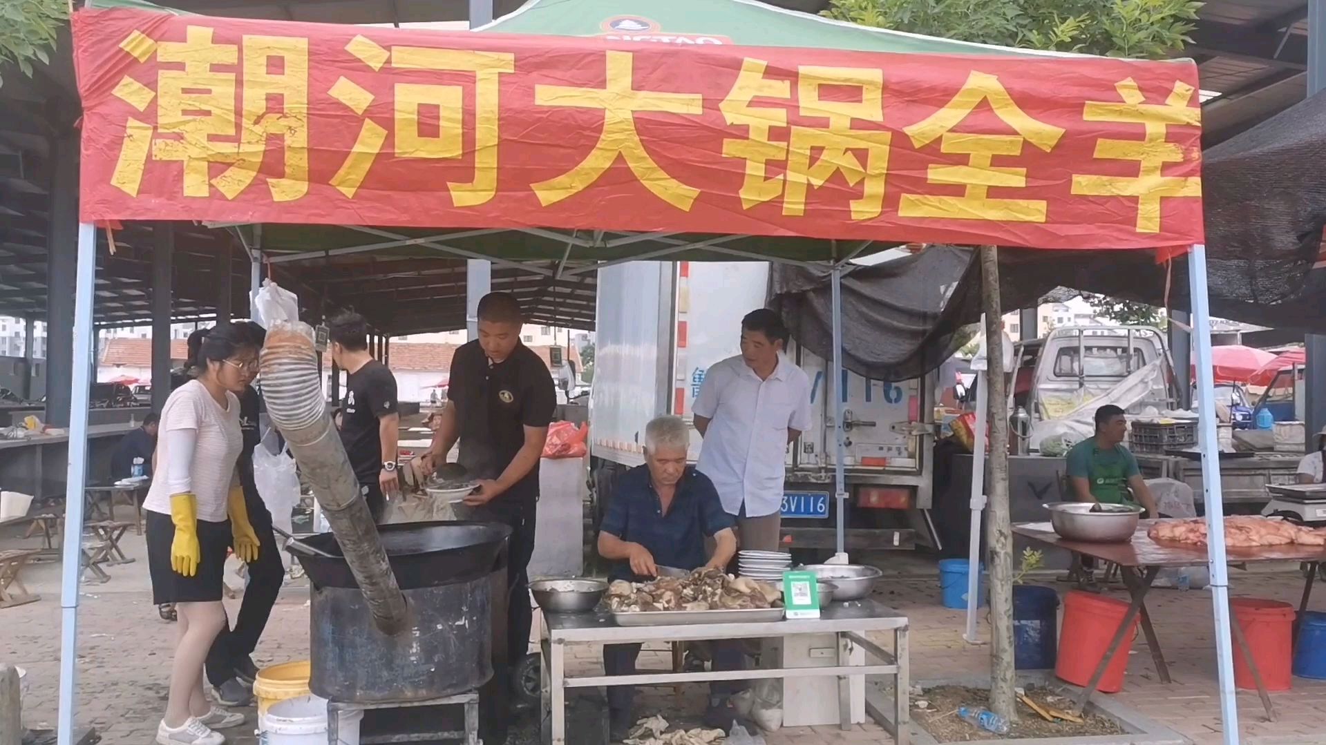 农村集上大棚小锅煮羊汤,羊肉肠肚血全羊20一碗,生意停不下