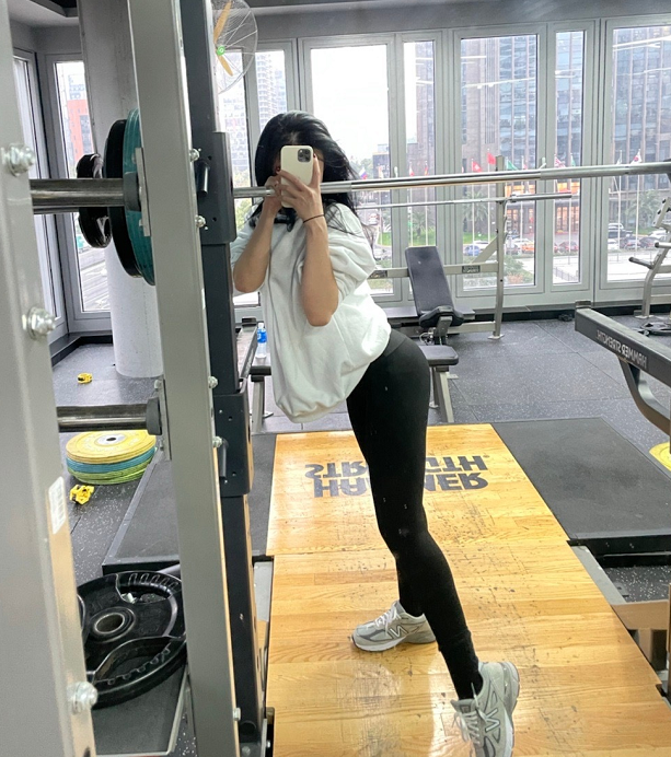 32岁上海辣妈,大长腿小蛮腰,曲线身材让人挪不开眼