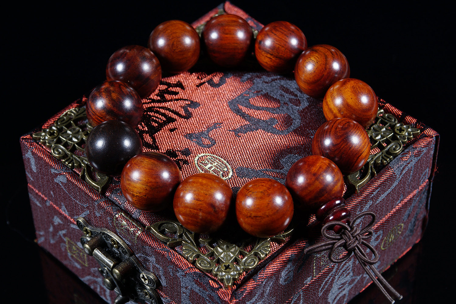 喜欢红木手串的玩家注意了!玩红木有"3大坑",注意绕行!