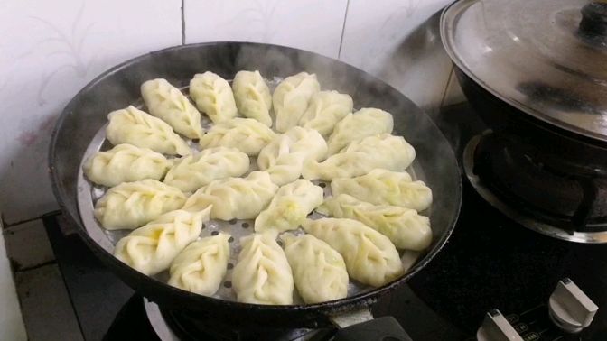 小超做角瓜鸡蛋馅蒸饺,素馅也可以很美味哦!