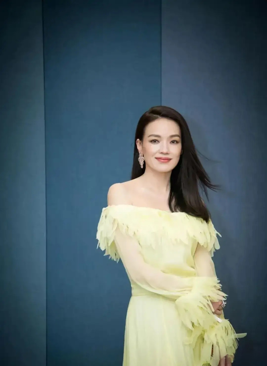 红毯就是女明星的战场,在这种百花齐放的场合,她们自然是各怀小心思