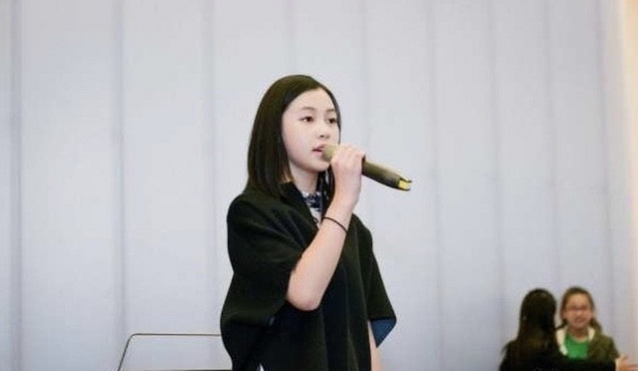 百度创始人李彦宏的女儿李韵迪brenda,今年16岁了,李彦宏的女儿面对