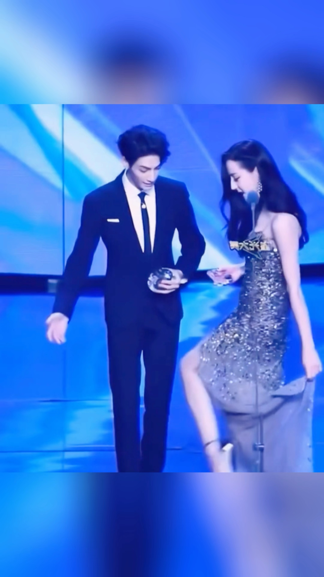 罗云熙想帮迪丽热巴提裙摆被无视果然女王的裙摆都是自己提