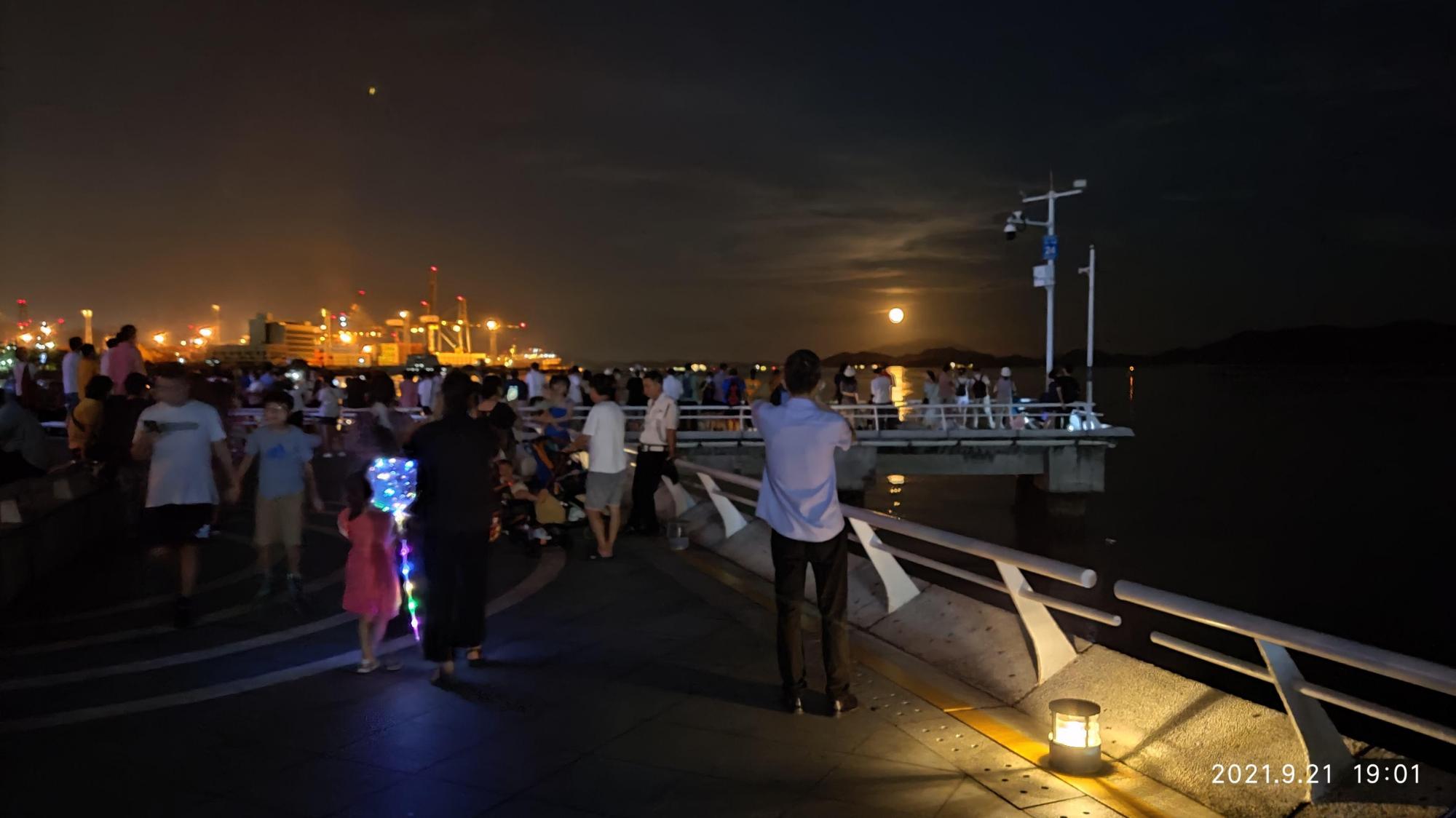 盐田海滨栈道夜景图片