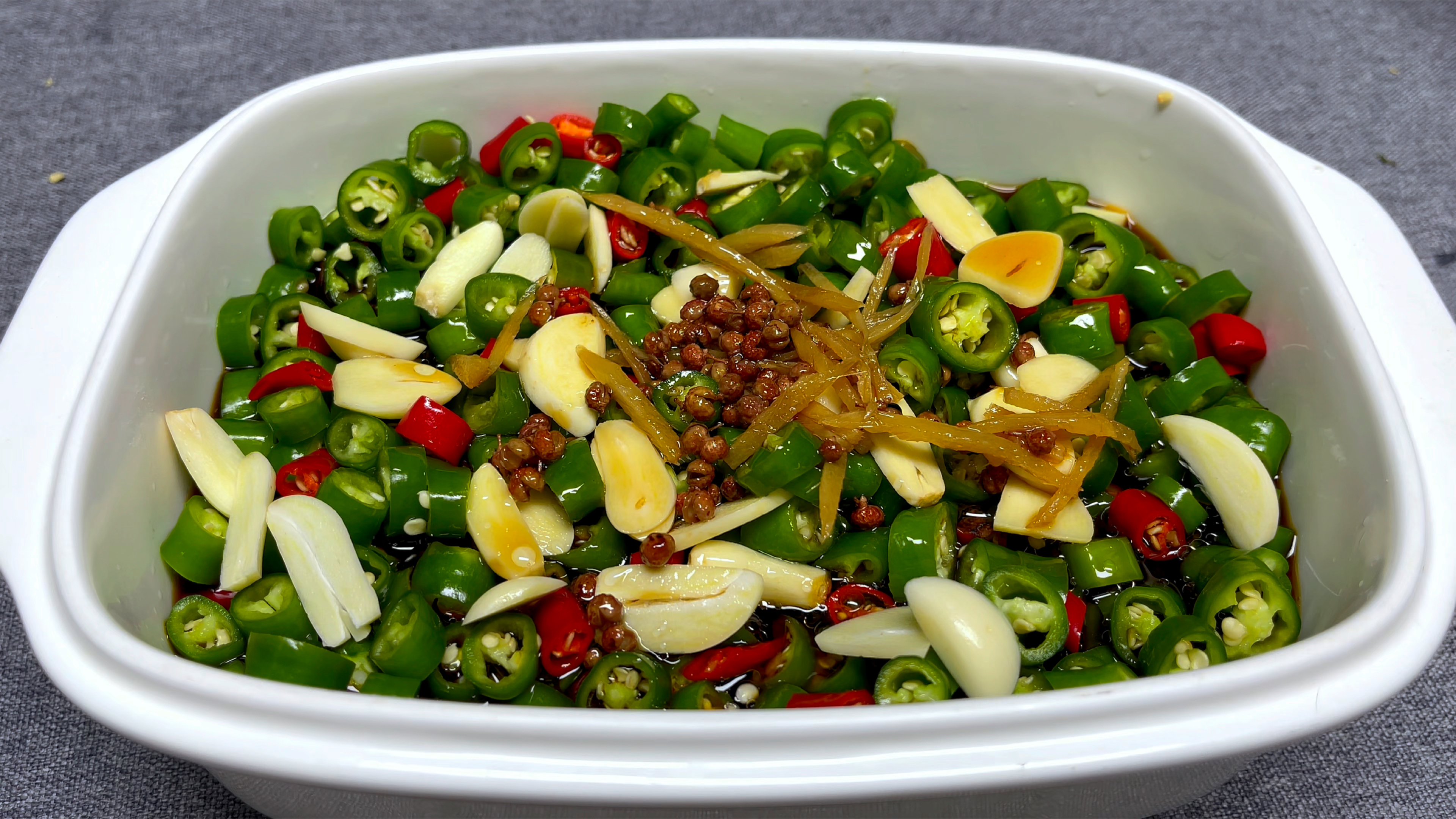 腌辣椒怎么做才能清脆爽口不发黑，教你传统做法，放一年都不坏