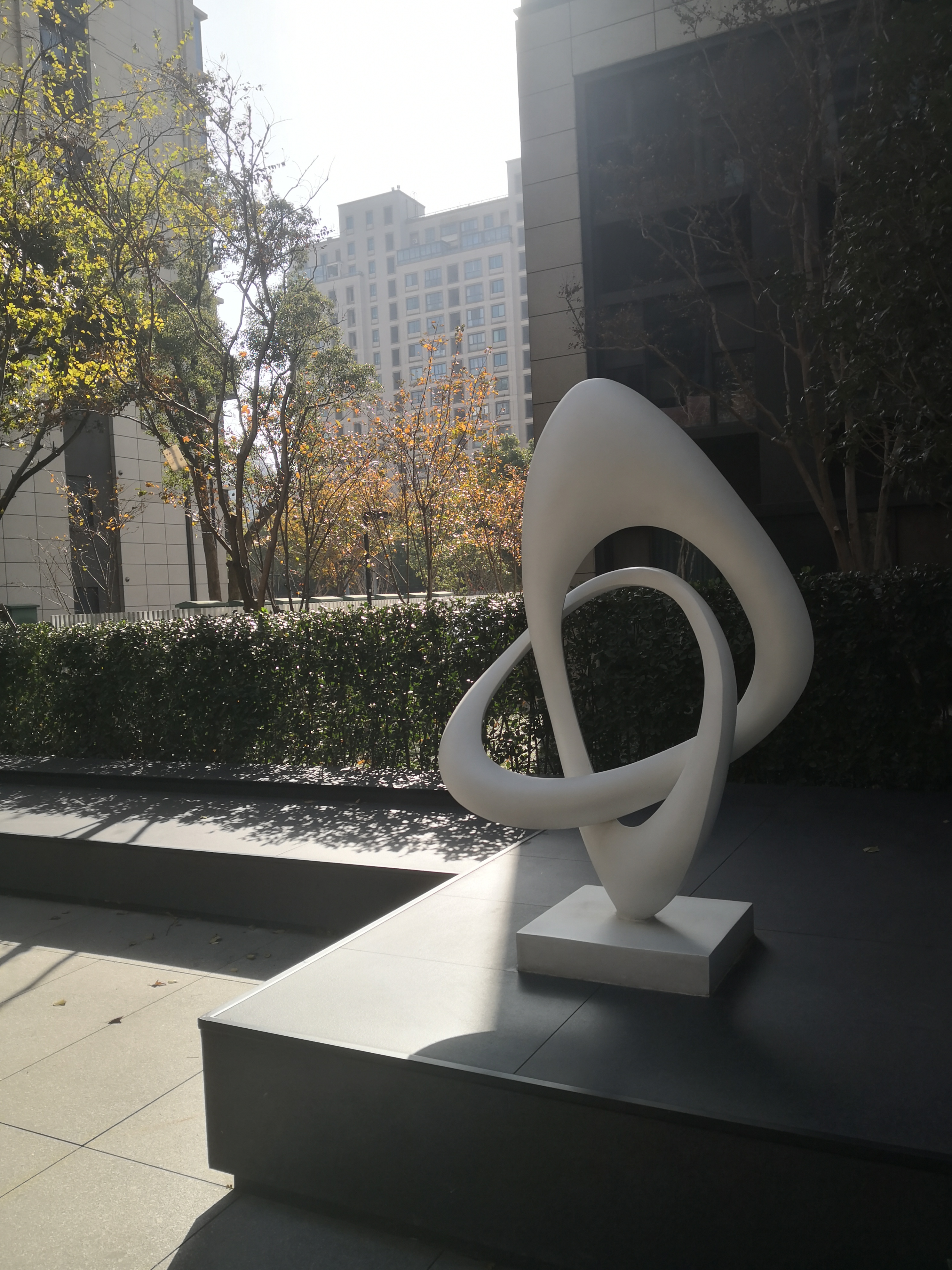 小区里的几处雕塑,造型各异,极具想象空间,从制作材料到造型的定夺,很