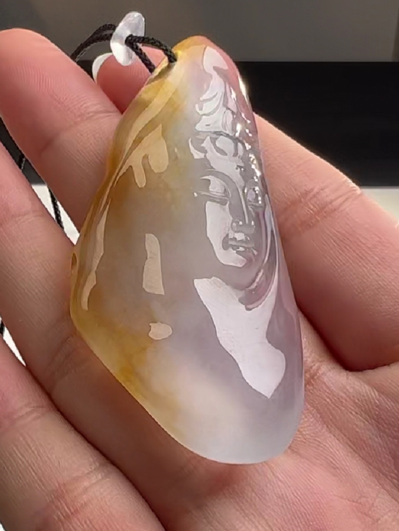 翡翠观音随型件,雕刻出了形意美