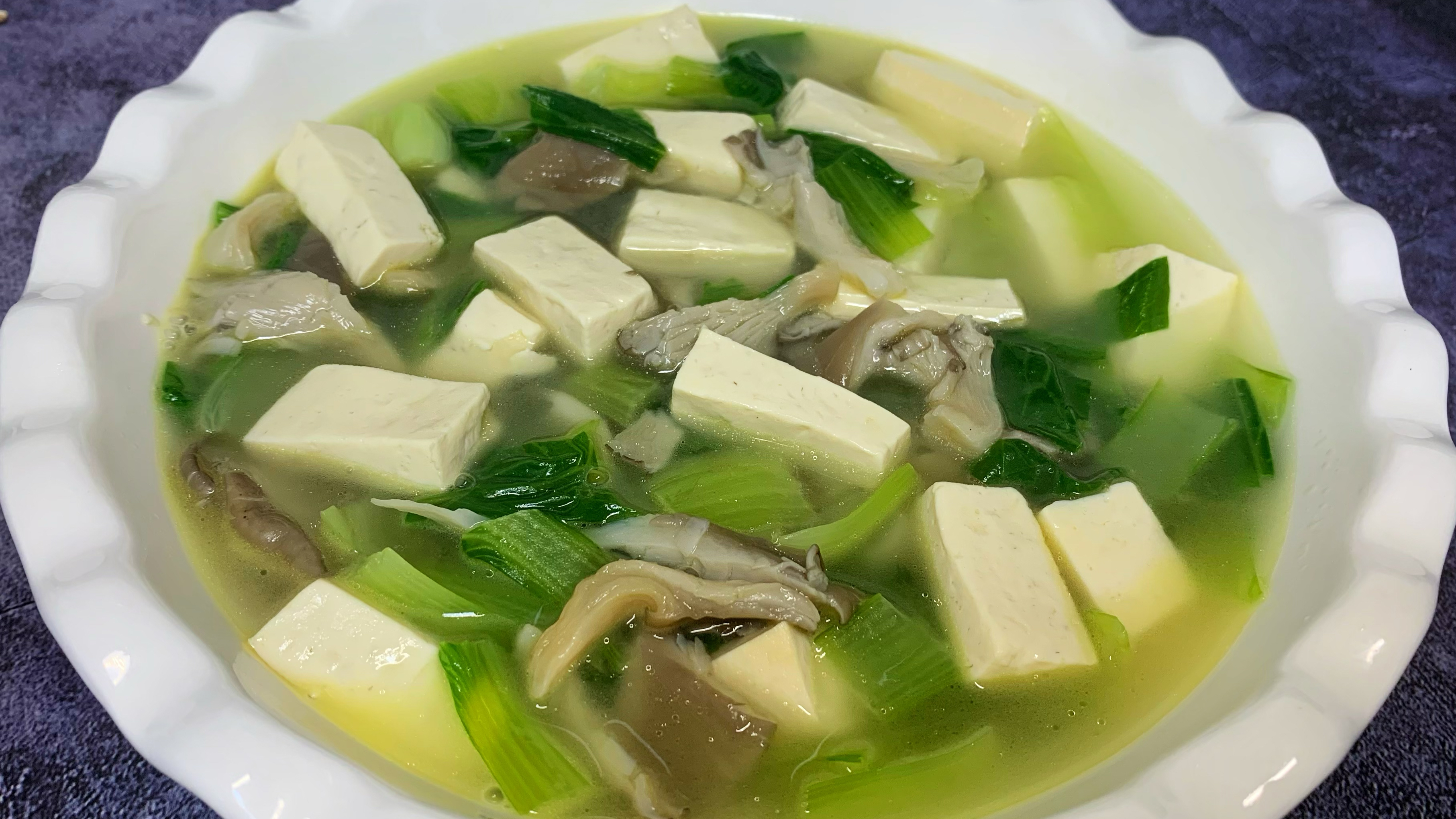 我家孩子最爱喝的青菜豆腐蘑菇汤这样做,汤鲜味美,清淡又好喝