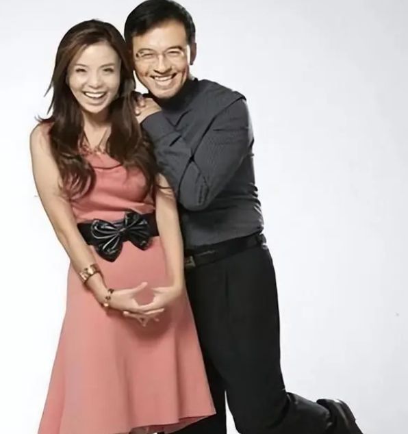 2004年,央视主持人朱迅被相恋100天的王志求婚