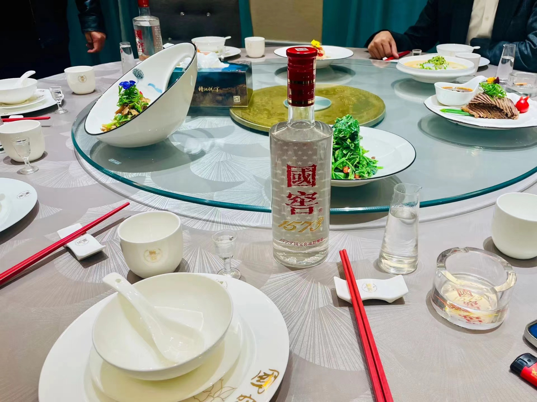 1,国窖1573 此酒是泸州老窖的百年"国宝窖池"酿造,"国"字当头的老