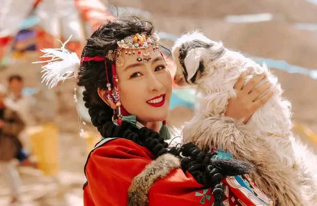 马苏穿鲜红藏袍化身大漠公主,明媚动人,展现独特民族风情