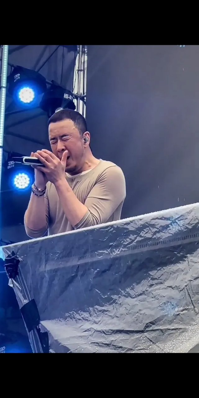 杨坤的成名曲《无所谓》,如今细分析歌词是很偏颇的.