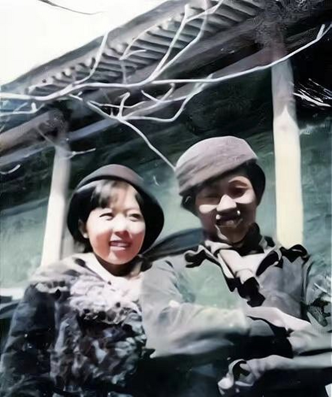 1938年,陕西西安,萧红和丈夫端木蕻良的合影,此时两