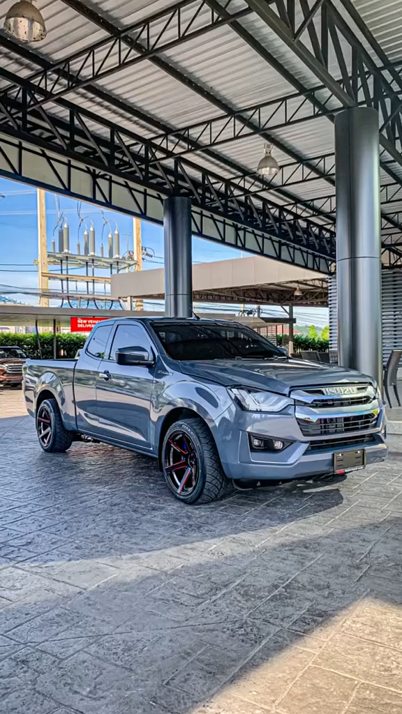 一排半dmax皮卡车