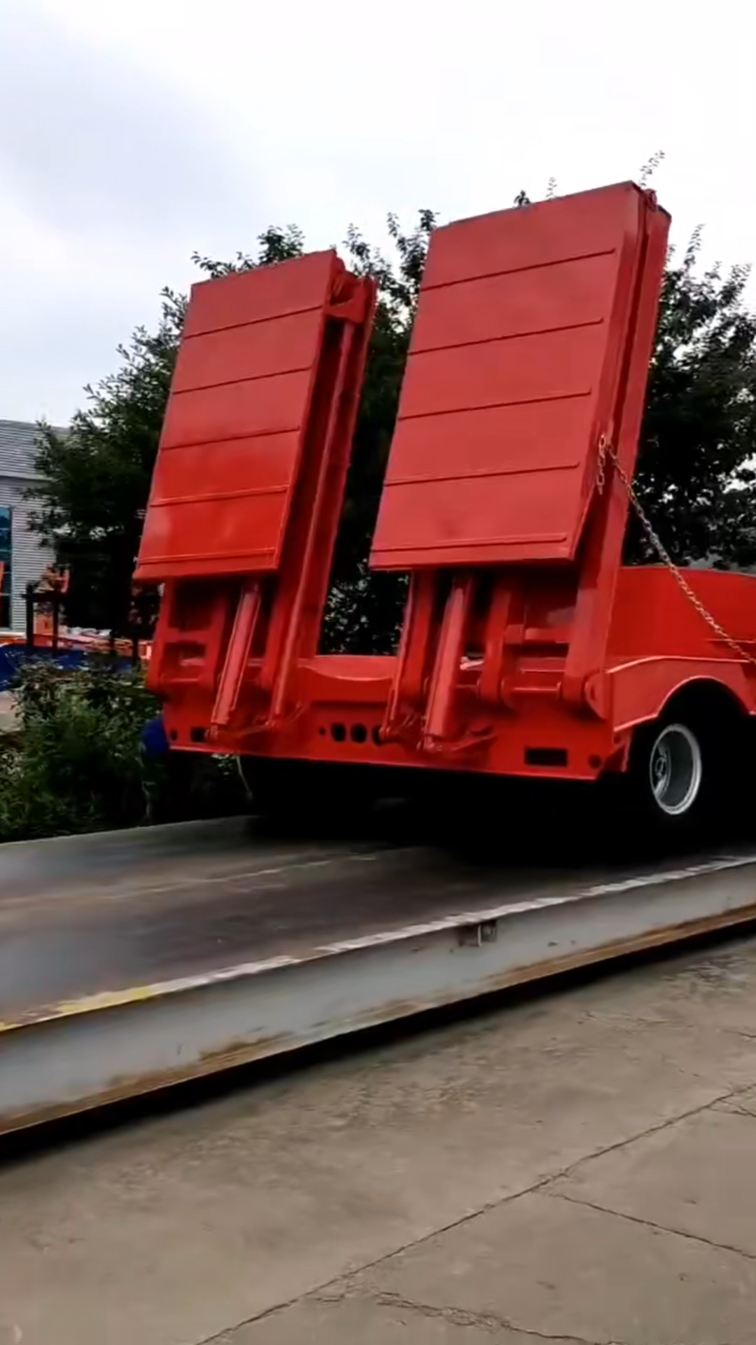 液压爬梯摊铺机运输车,液压爬梯板车13米3米宽