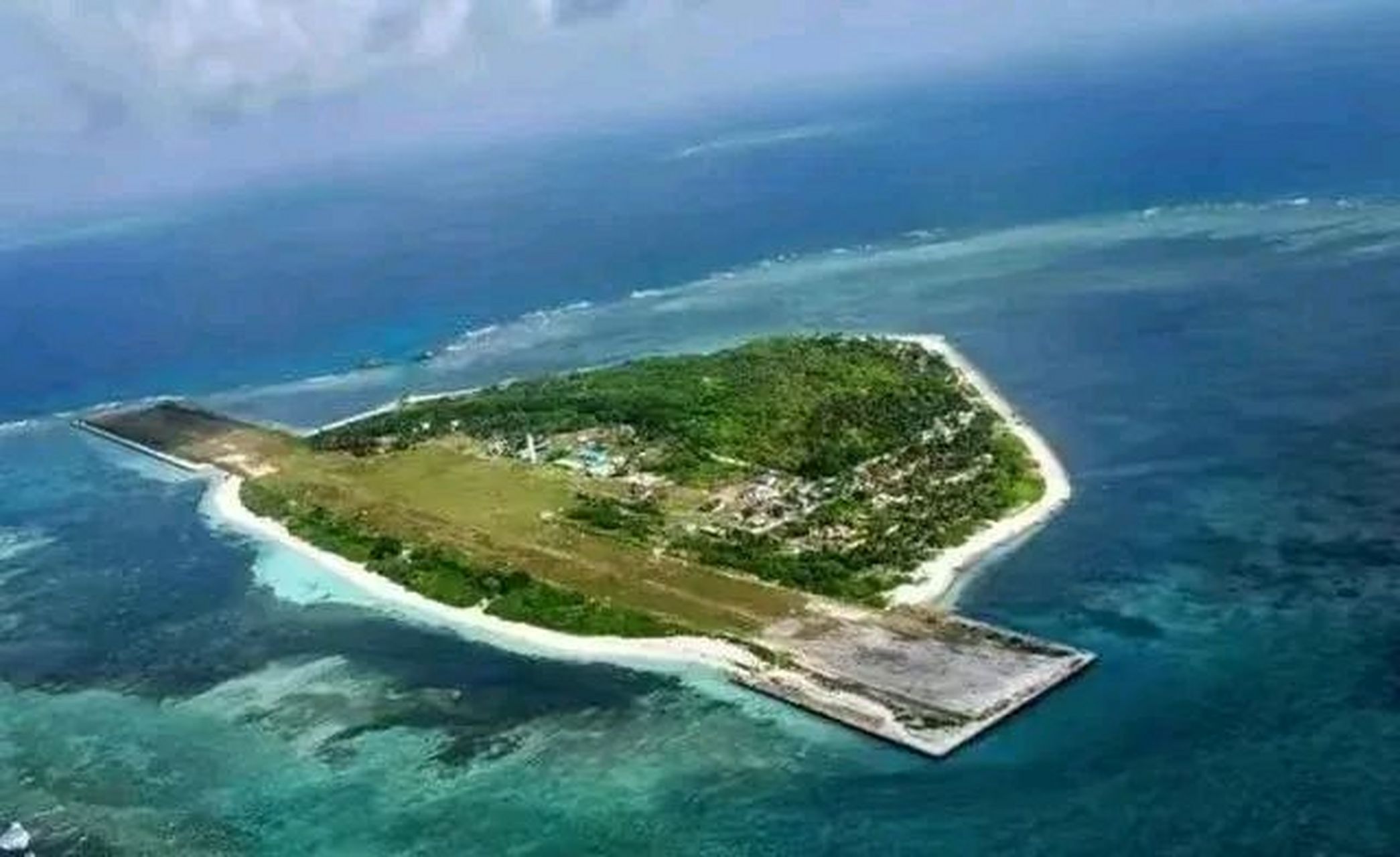 美国五角大楼通过卫星惊奇地发现,中国南海的12个岛屿竟然神秘地消失