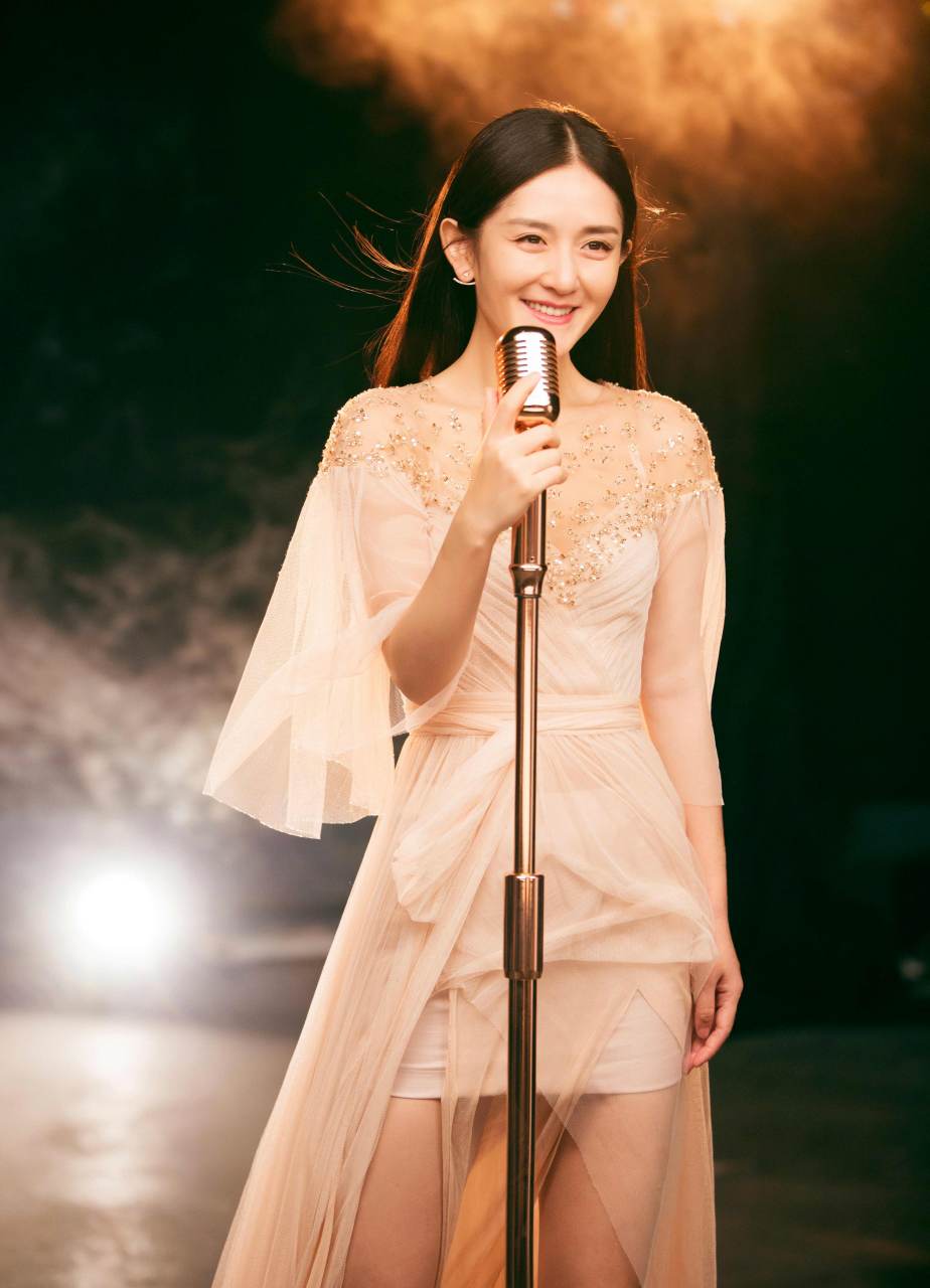 谢娜一直是娱乐圈备受关注的人物,作为一位多才多艺的艺人,她不仅在