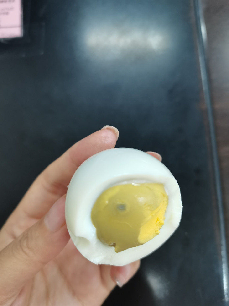 吃了一口才发现,这鸡蛋都长霉斑了,还有救吗[捂脸]