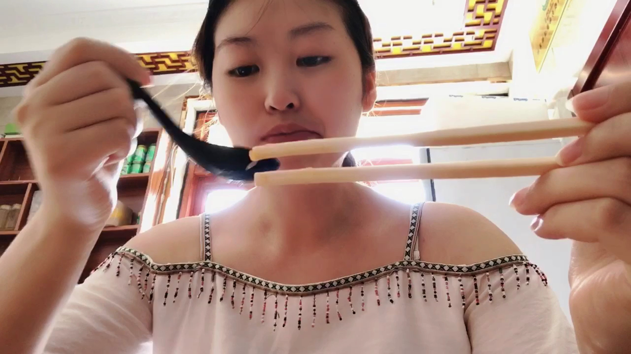 慧慧昨晚玩疯了,没回家宾馆住一夜,第二天起来顺便把饭吃再回家