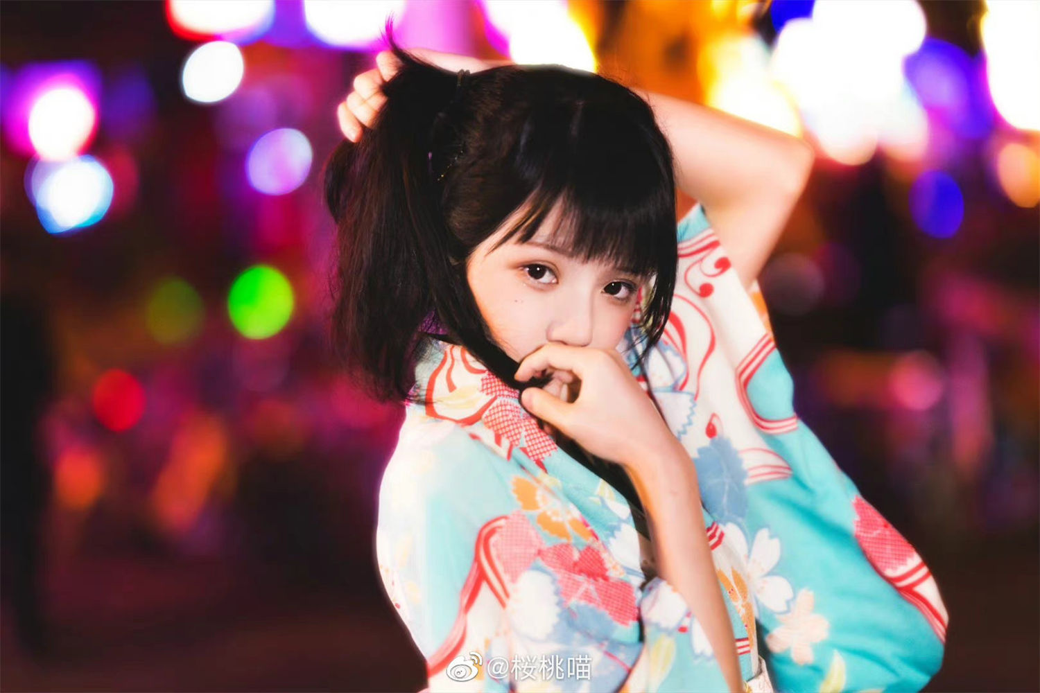 桜桃喵微博cos图鉴赏，霓虹夜景下绽开的粉白樱花