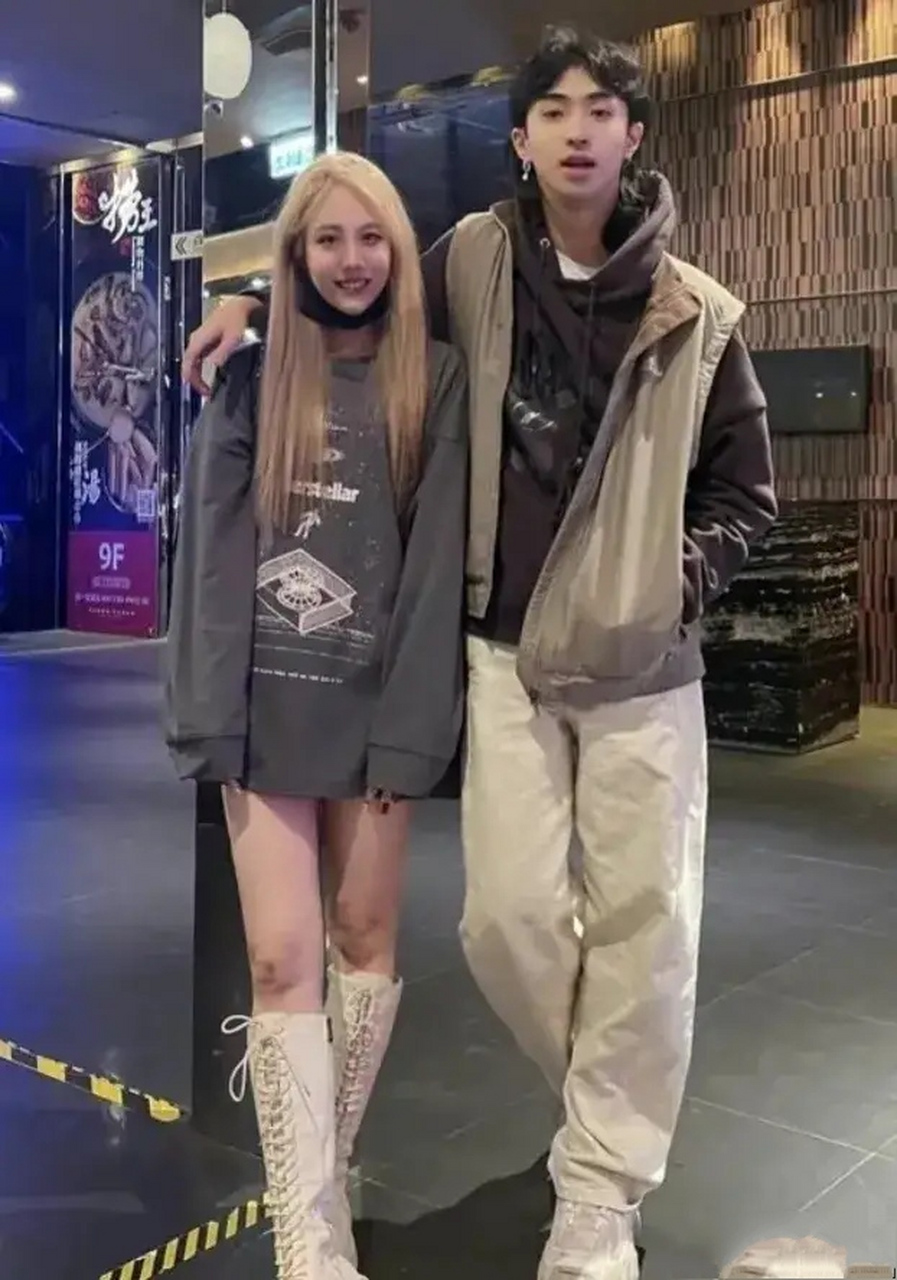 百家号星火计划# 伊能静和庾澄庆的儿子男扮女装,还做出十分妖娆的
