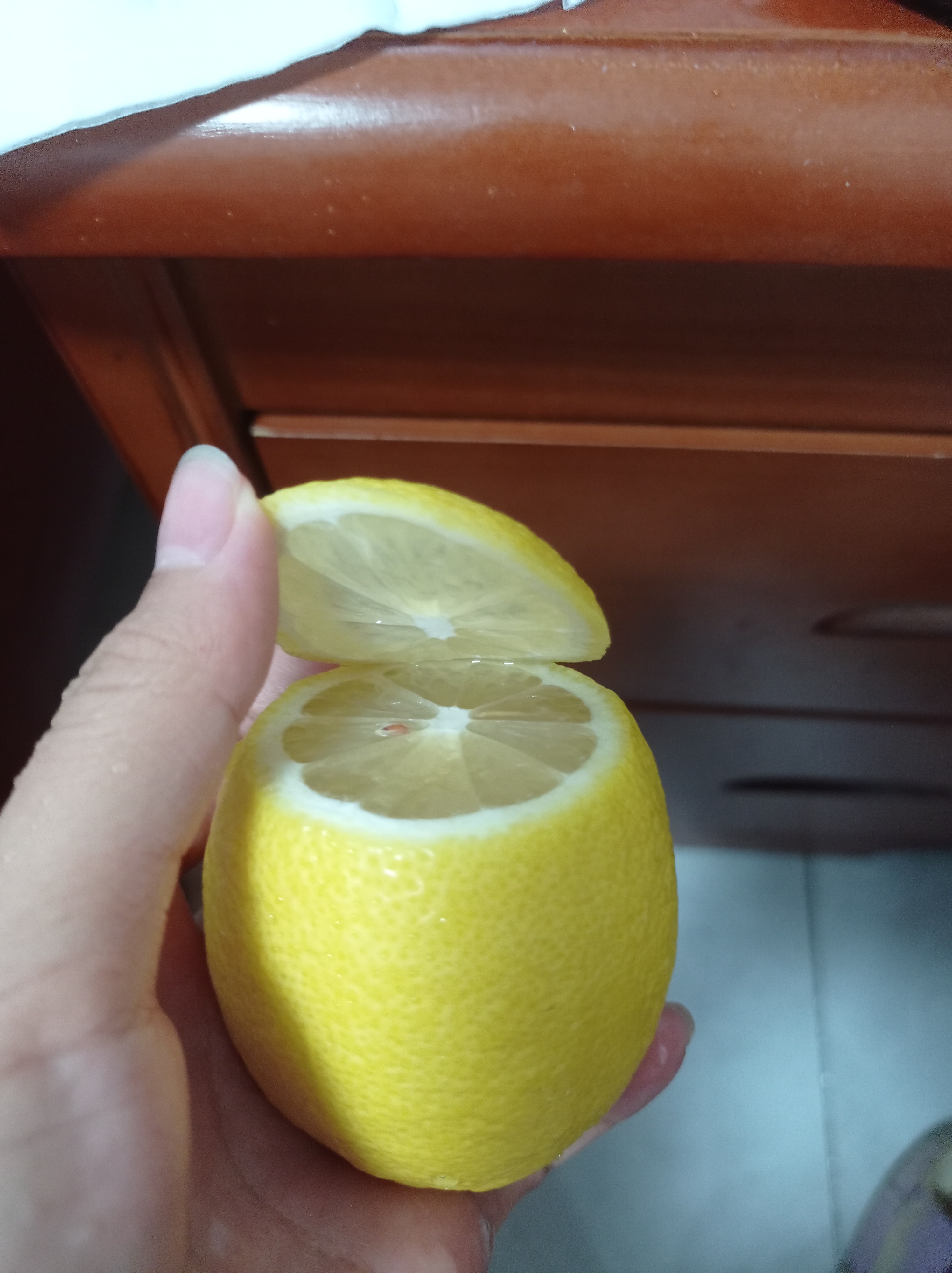 这个柠檬是我去年12月份买的,一直放家里没吃,今天切开发现居然一点没