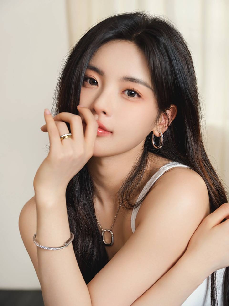 分享一组美图,杨超越坐在沙发前,她的穿着是白色背心和牛仔裤.