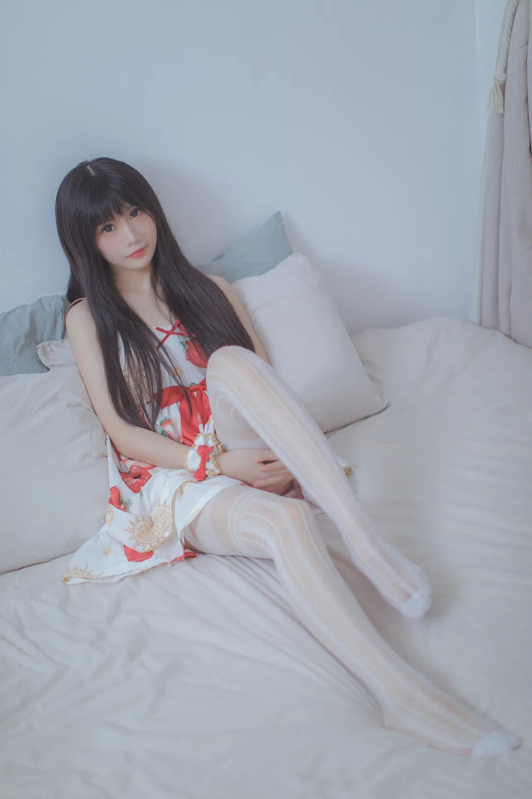 暖萌妹妹:居家吊带白丝写真,纯嫩诱人