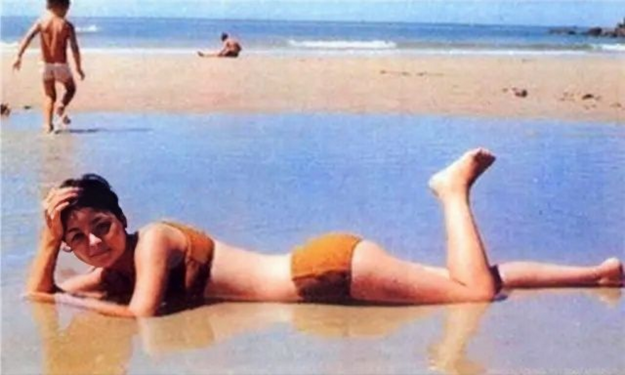 从照片上,我们可以看出邓丽君身材很一般,但是很有气质.#动态创作月