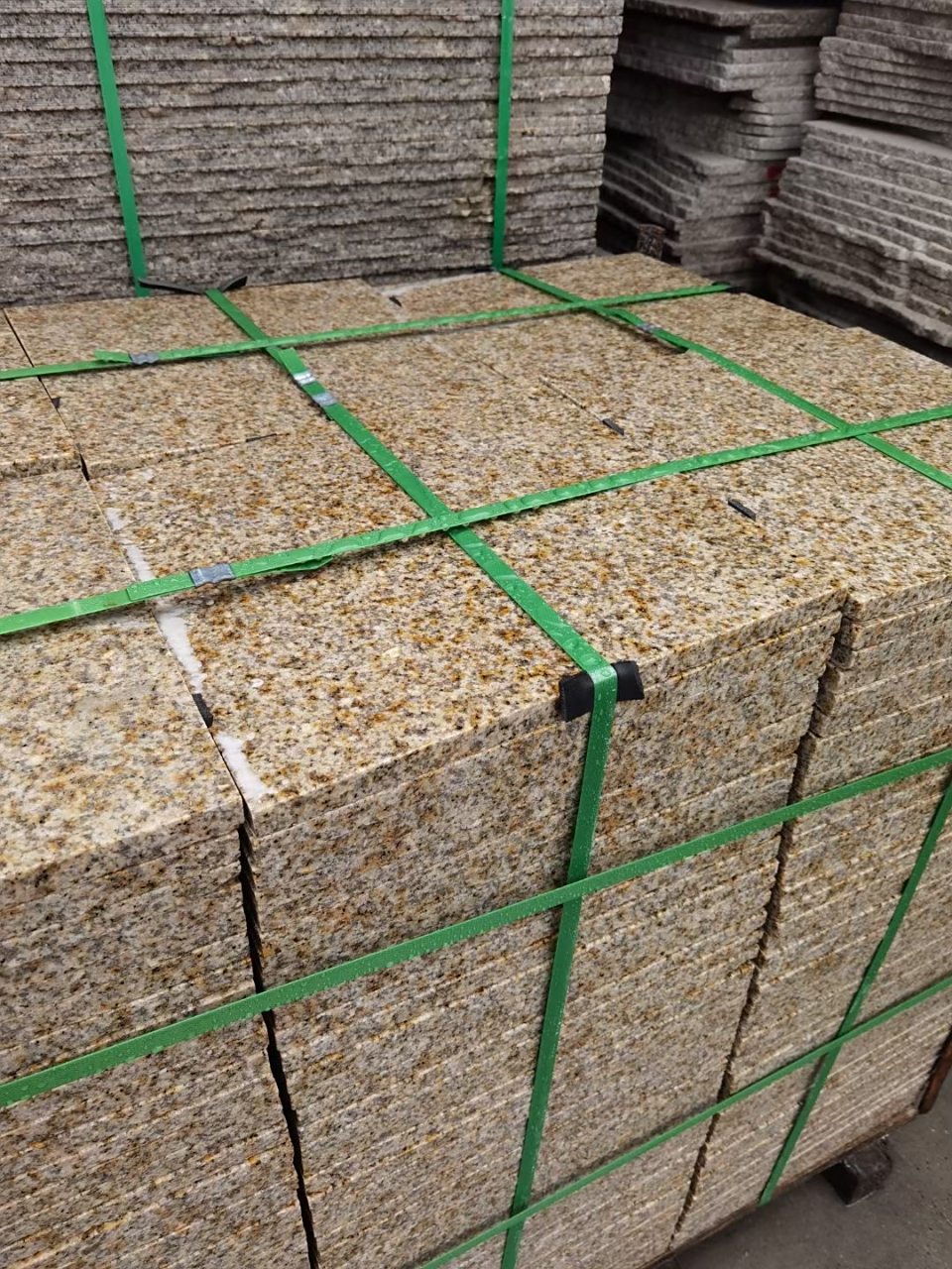 山东黄锈石光面石材厂家供应的加工面也是多是二十种,黄锈石花岗岩的