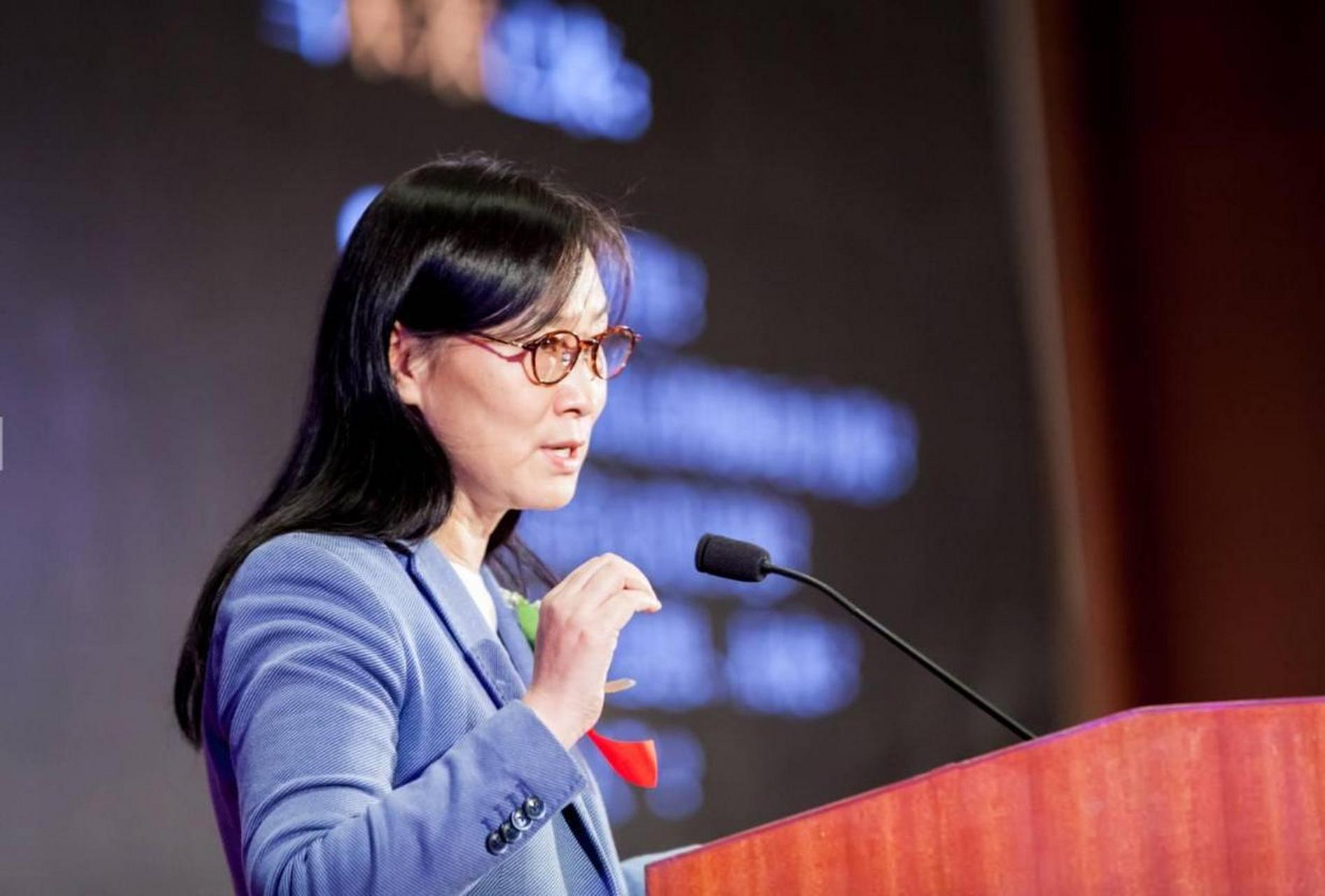 2017年,柳传志请一名北大女教授到联想讲课,女教授当着几百人的面教训