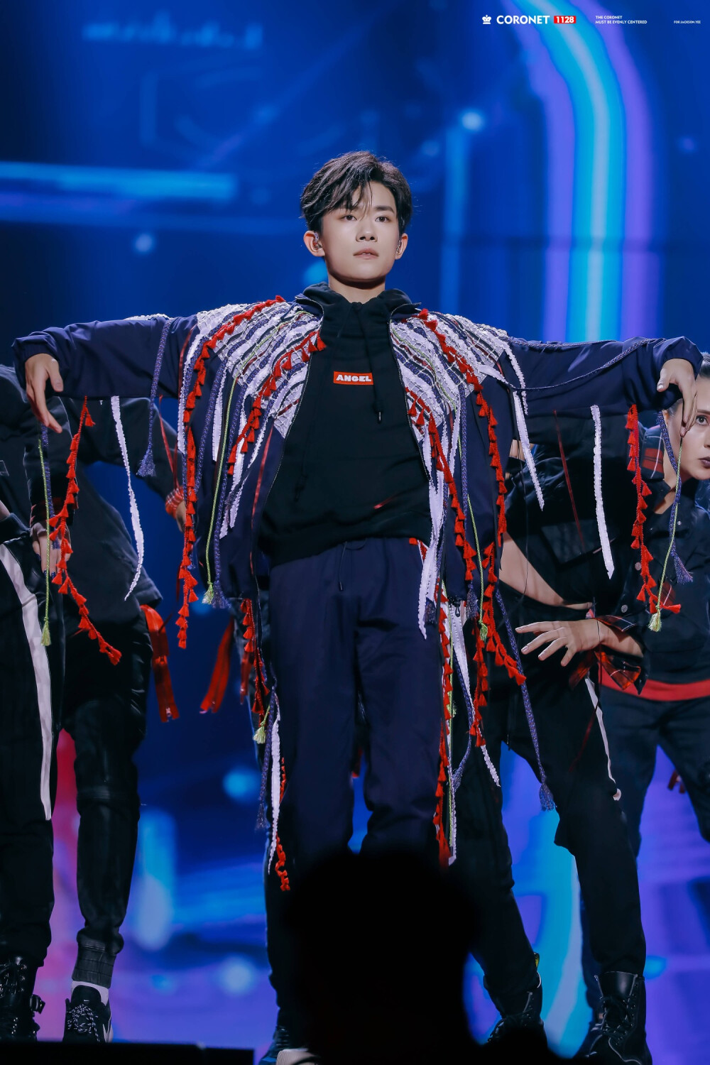 双11夜主持团带热度:何炅汪涵坐阵,4小花凑齐,谢娜喧宾夺主