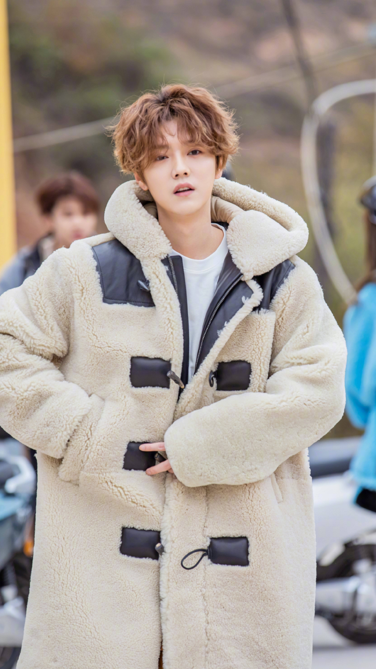 歌手鹿晗,人气爱豆,帅气又英俊的初代男团,来看休闲写真照