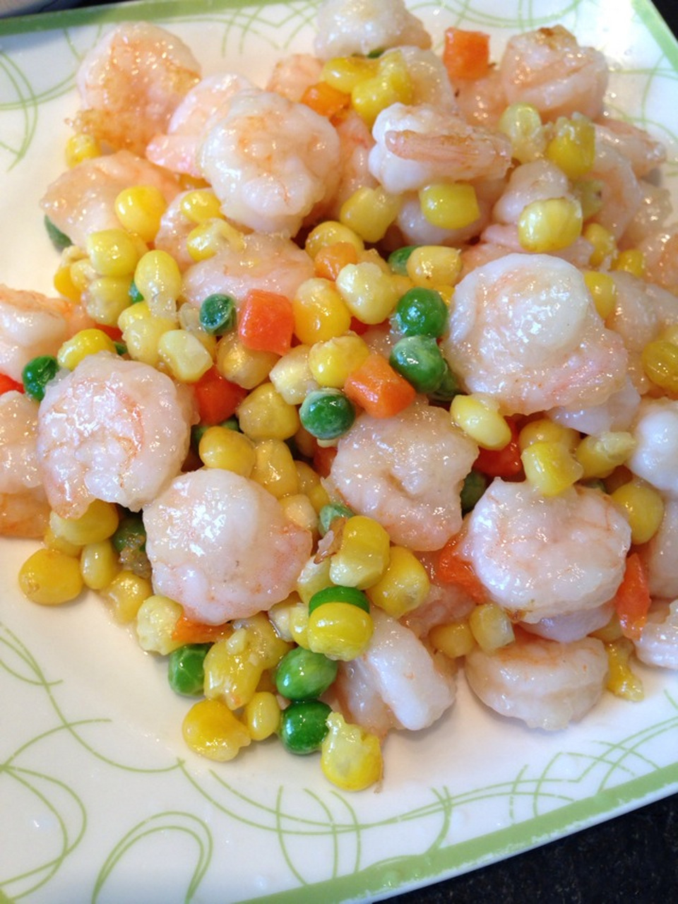 炊事班开饭啦,今天吃三色炒虾仁 食材:虾仁200克,玉米粒50克,胡萝卜50