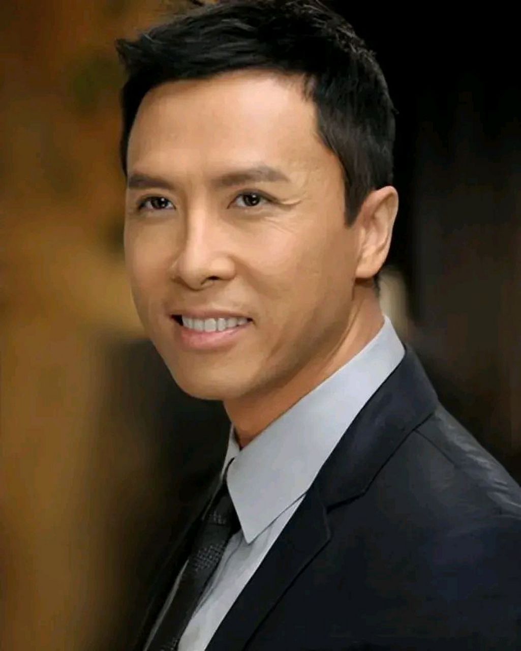 甄子丹表示,自己去过世界上很多国家之后发现,中国不管是高速公路